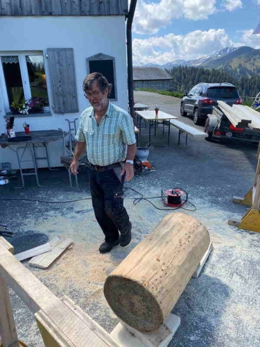 ein neuer Tisch auf der Alp Rona